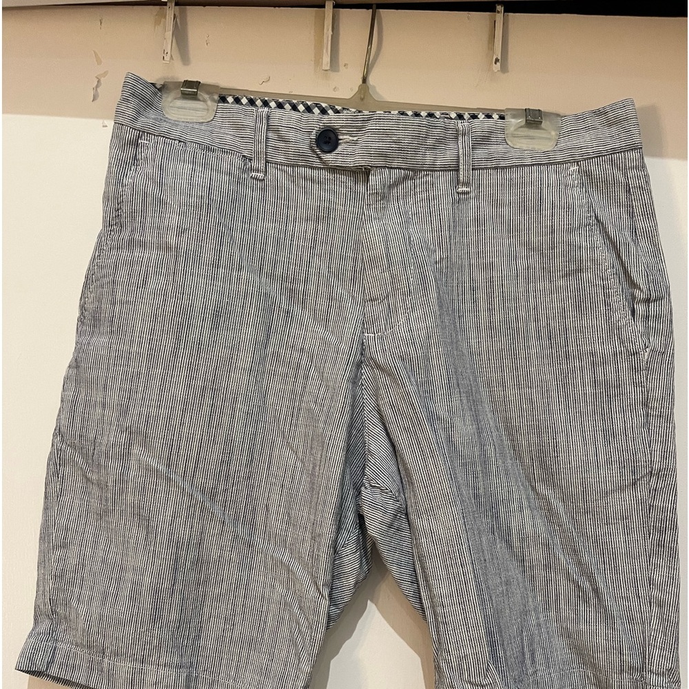 Mens size 32 David Jones 100% Cotton Shorts. Inseam 9” inches
Blue & White